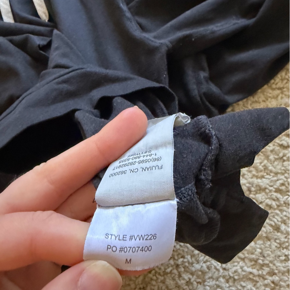 Vuori Women's Black and Grey Hoodie - Picture 4 of 5